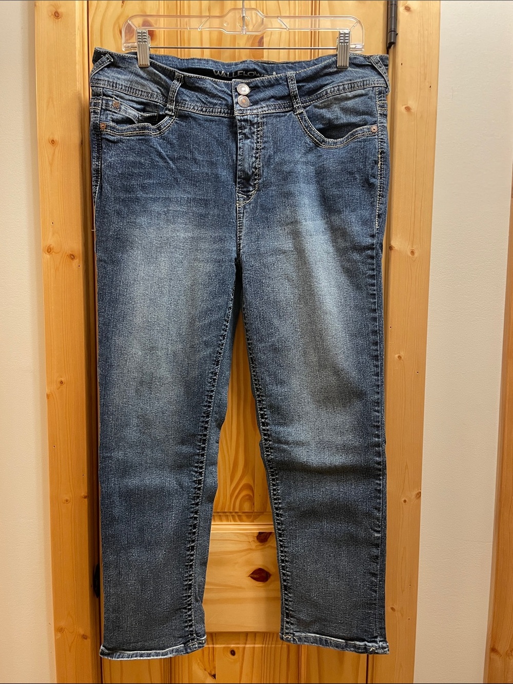 Wallflower Jean Capris (size 14)